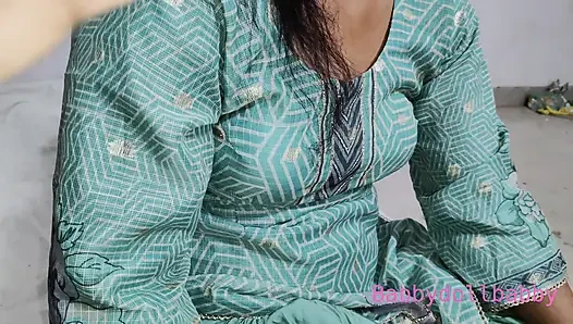 Abang tiri ngentot saudara tirinya yang lebih tua menelepon di kamarnya
