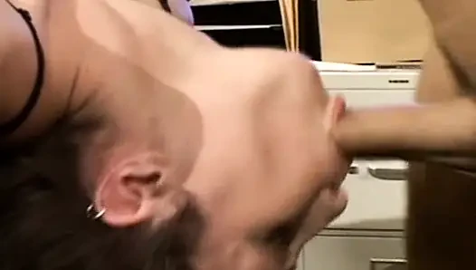 Yüzü sikilen Fransız genç kız sıkı ağzına sikiliyor