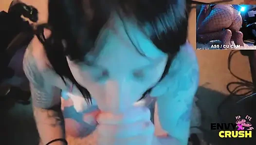 Gadis gamer dengan stoking jala lagi asik berlutut