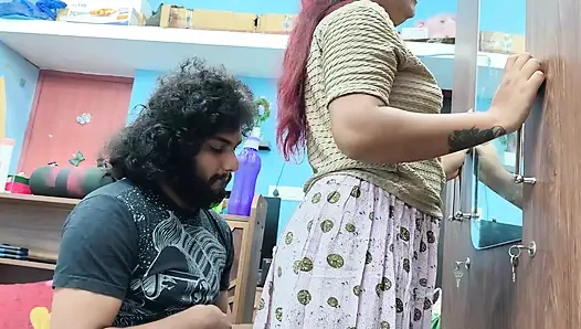 Romansa ciuman pantat dengan mengisap payudara