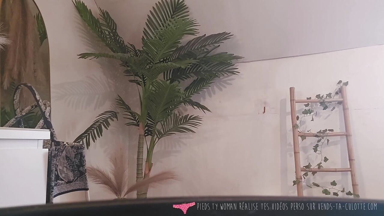 Vends-ta-culotte - Dominatrix wants to frustrate you and ends up putting a dildo in her pussy in front of you