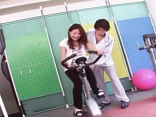 Joven sexy asiática Haruna Sakurai vino al gimnasio para hacer ejercicio con su entrenador personal