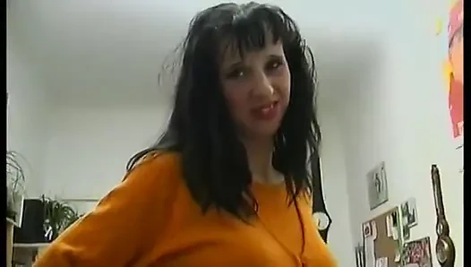 Mature slut loves filling her pussy with sex toys