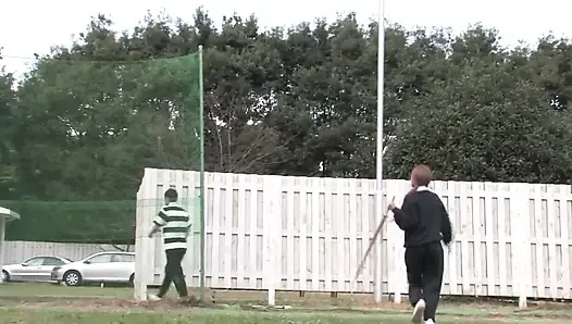 Jepang gangbang adegan-1 nana konno kurus Jepang di pesta seks bukkake berakhir dengan lapangan baseball
