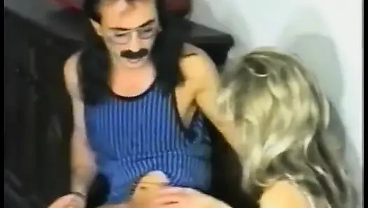 Memek cewek imut ini dijilat sama cewek seksi sambil duduk setelah ngentot sama cowok jadul 2 adegan dalam 1 adegan