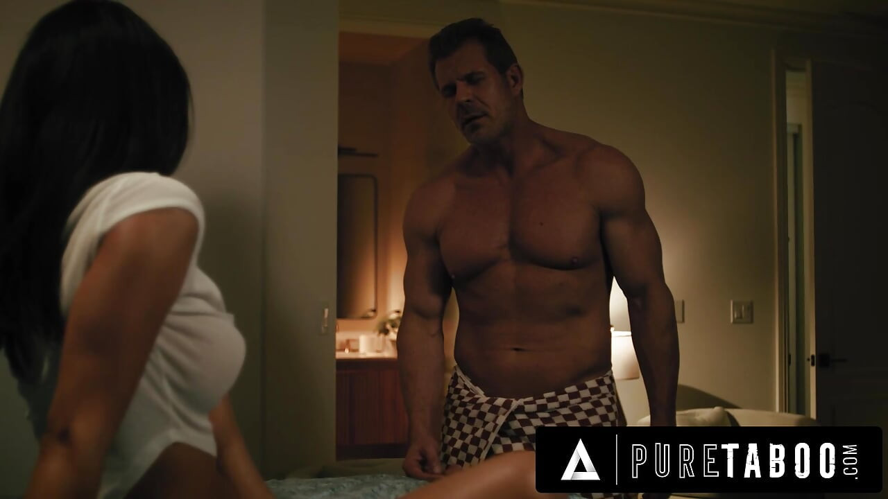 PURE TABOO Jazmin Black kommer hem för spring break begär äldre män & riktar sig till sin gift styvfar