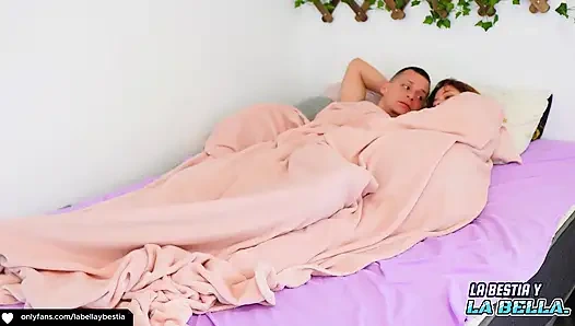 18 yaşındaki amatör gündelik ve ev yapımı seks!! Yüze ateşli gerçek çift