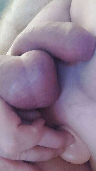 Liggend in bed spelend met mijn kontgaatje met een dildo is het zo lekker wachten op een nat gaatje