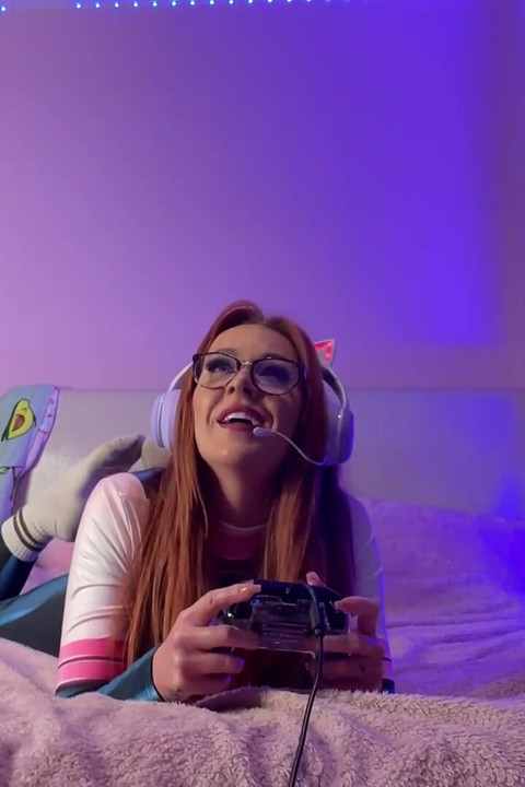 Hot Gamer Girlfriend Interrupts Game to Blow BF Till Facial