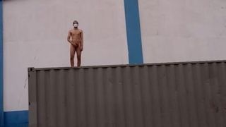 Desnuda en el contenedor de carga