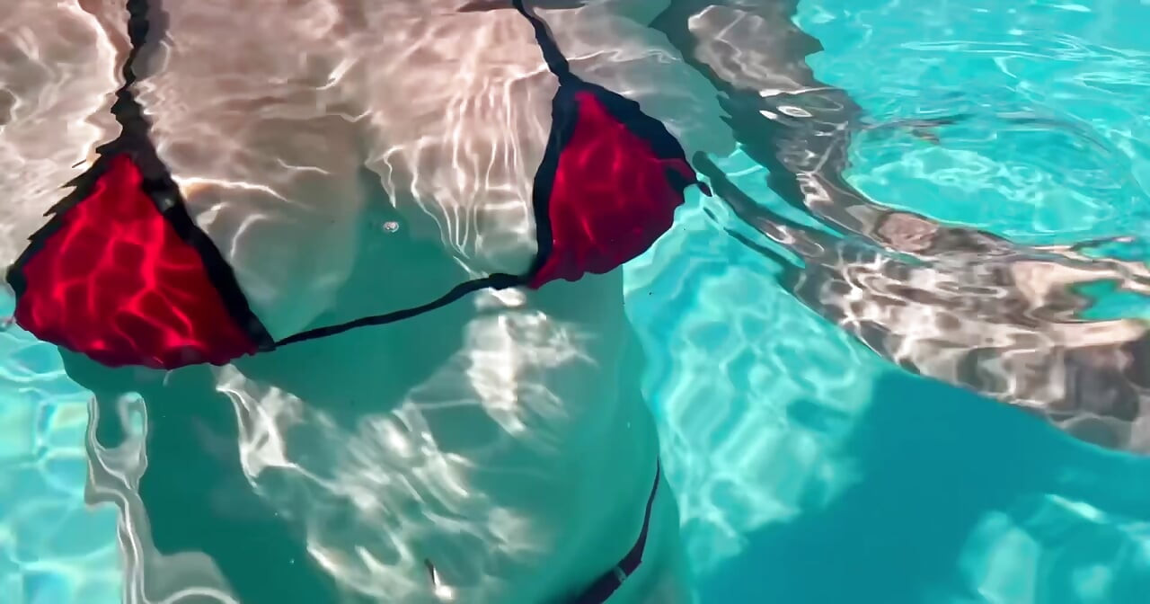 Artemisia Love su altında ve dışarıda seksi bikini fetişiyle mükemmel göğüslerini sergiliyor