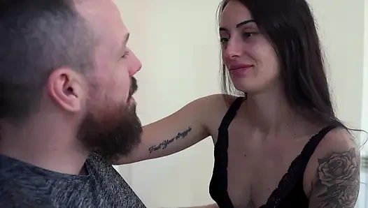 Моя девушка рассказывает мне свои фантазии перед сном, и она так возбуждается, что мы трахаемся, пока я не кончу ей на лицо