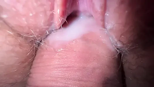 Close up - ngentot sama teman sekamarku yang masih remaja dan crot di memek berbulu