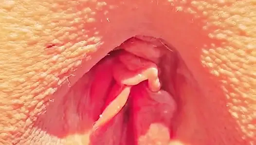 Azgın olgun süper yakın çekim geniş açık amcığını gösteriyor.