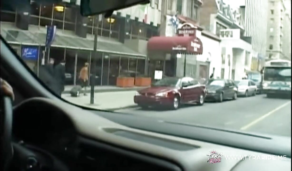 Brunette med tatoveringer giver blowjob på bilens bagsæde
