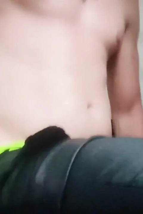 Jovem com tanto exercício precisa confortar sua bunda