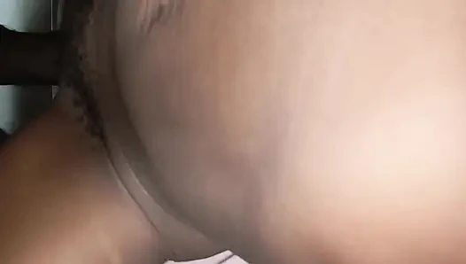 Африканская большая черная утка трахает тугую киску