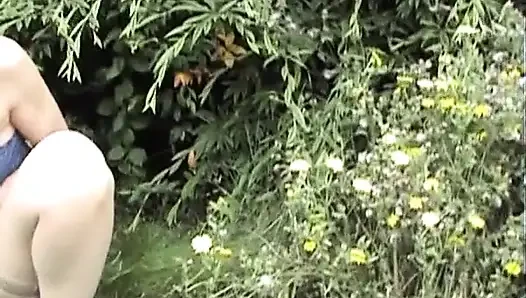 Зрелая шлюха отсасывает хуй после моча