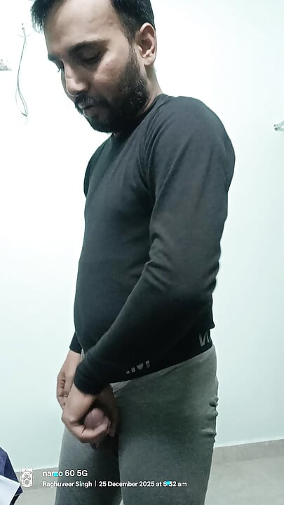 ชาย desi อินเดียเพลิดเพลินกับการอาบน้ําและช่วยตัวเอง