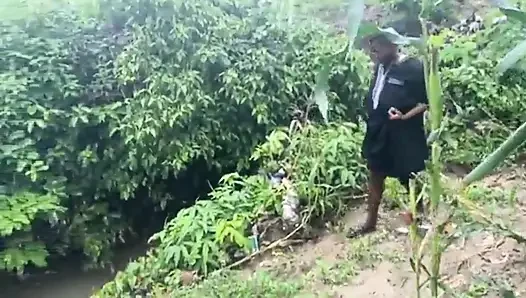 Kami pergi ke sungai dan melakukan seks yang lembut