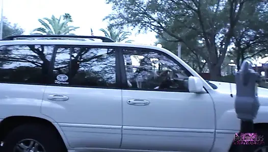 Застенчивая официантка раздевается на стройке