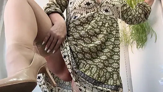 Ibu tiri sange dengan stoking seksi dan sepatu hak tinggi lagi asik masturbasi dan ngentot kakinya di atas meja