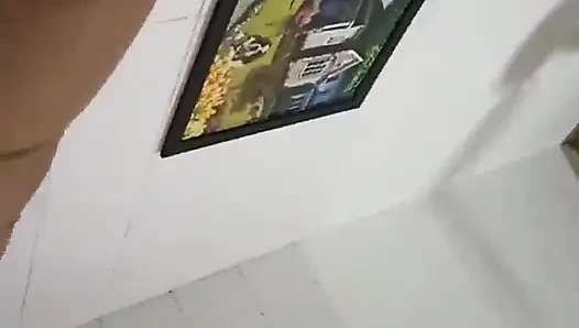 Я изменяю своей подруге с этой божественной 18-летней брюнеткой