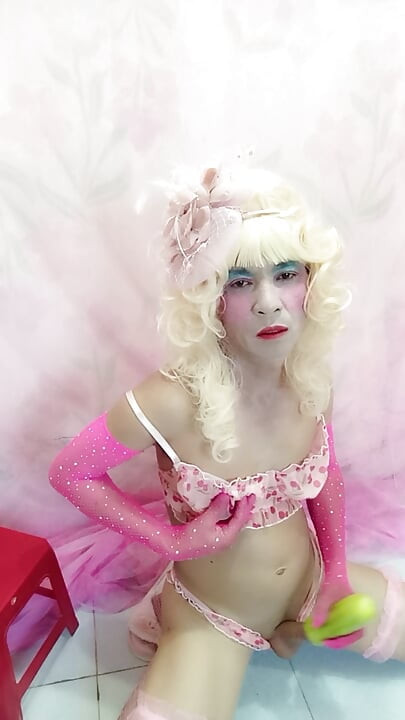 Oanh Le transsexuelle en lingerie sexy, avalanche porno en utilisant les nouvelles technologies