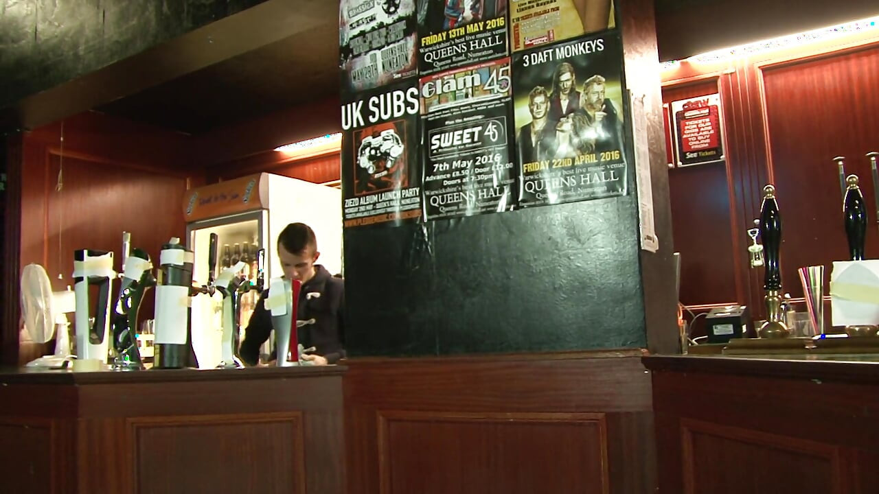 Si rambut coklat berbulu dengan pantat besar dikongkek dan dipancut muka