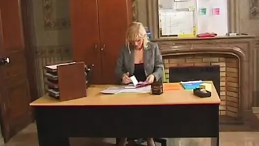 Horny slut takes plunge into the deep end