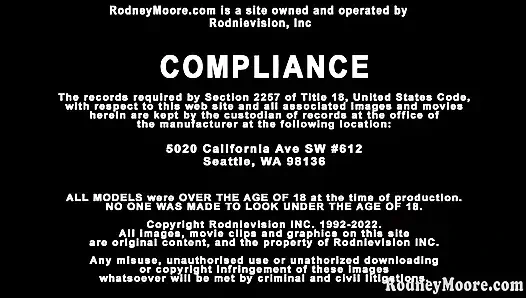 Gadis mungil rambut pirang dengan memek berantakan ngocok kontol