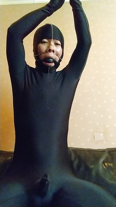 I masturbated comfortably with no makeup, muzzle and nose hook, and full body tights!