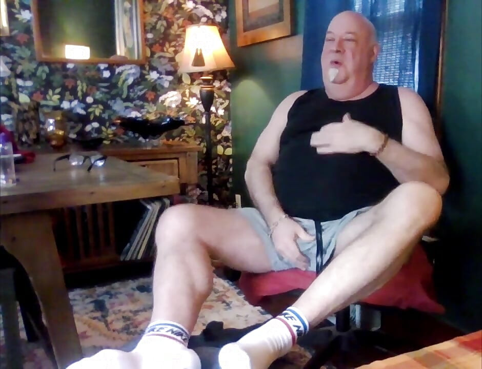 Beardaddychub jerks off on webcam for a fan!