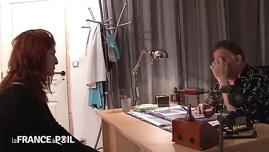 Büyük memeli kızıl saçlı sürtüğün oyuncu seçmeleri analiz ediliyor ve yumrukla sikiliyor