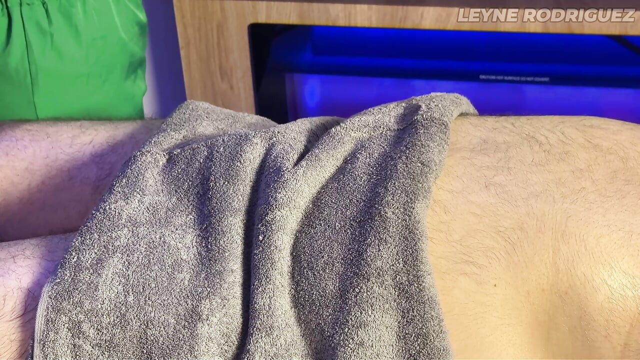 Fan with small dick receives a massage with happy ending  !