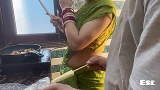 Esposa india del pueblo follada en la cocina con marido