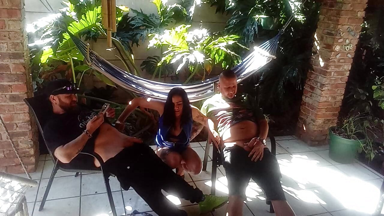 Afară, în grădină, unde totul merge jos