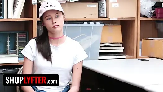 Shoplyfter - dieser schöne teenager wird es leid tun, dass er versucht, aus justin Magnums Laden zu stehlen