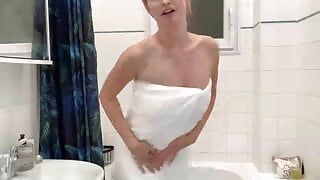 Schoonheid masturbeert in de badkamer