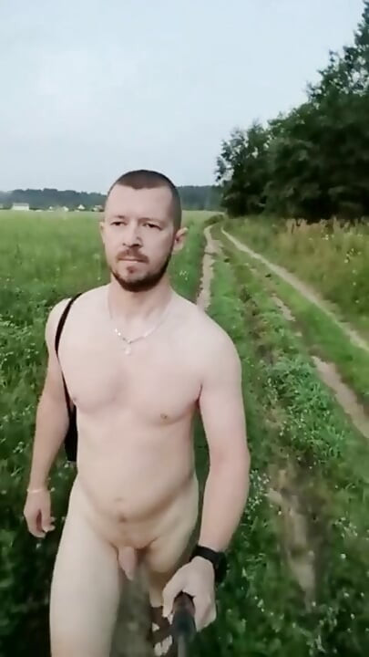 一个俄罗斯男人在大自然中的裸体散步