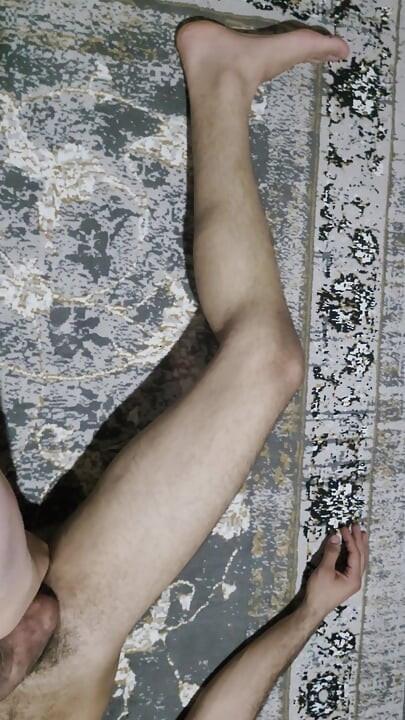 Herrin footjob und ballbusting-sklave zu hause