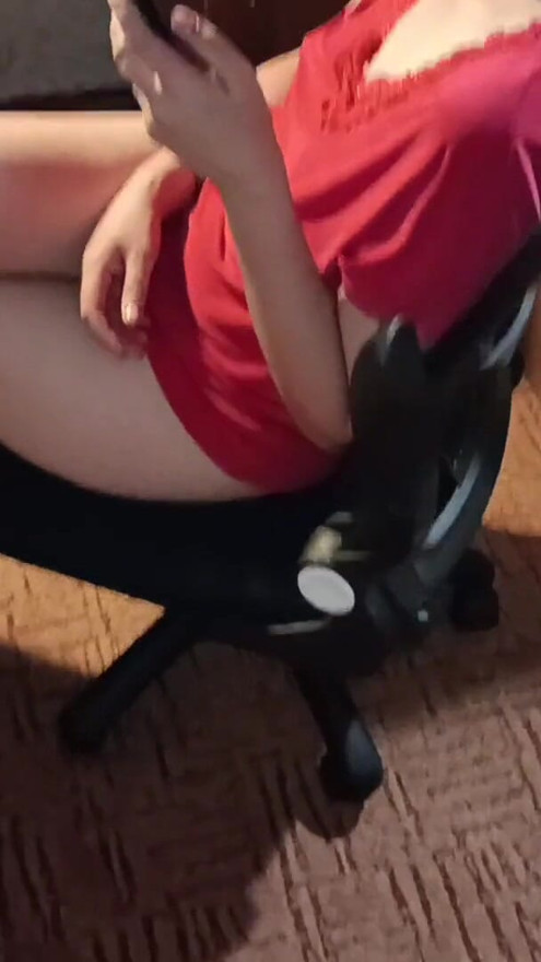 Milf se comunicando com o marido no telefone não pode perder o pau de um vizinho, chupar e engolir porra | Clipe 3