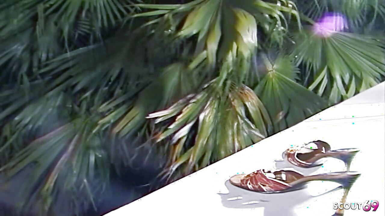 Stor bröst Latina Tranny fångad på balkongen med konstiga killar