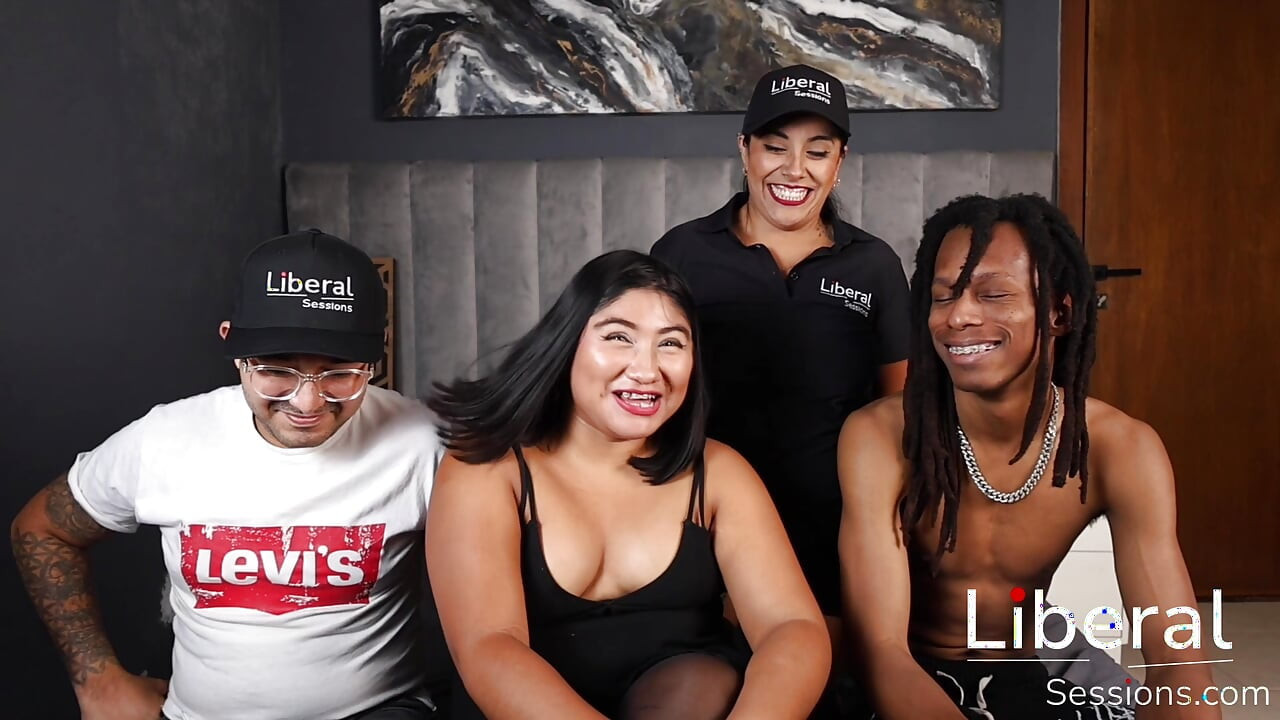 ESPOSA CURVILÍNEA É FODIDA POR UM PAU PRETO GRANDE