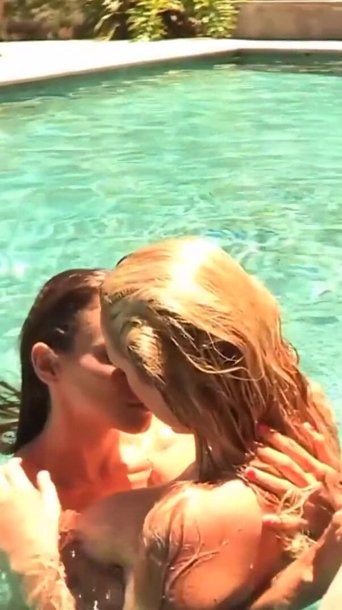 Des salopes sexy font des tribulations et baisent après s'être branchées dans la piscine | Clip 3