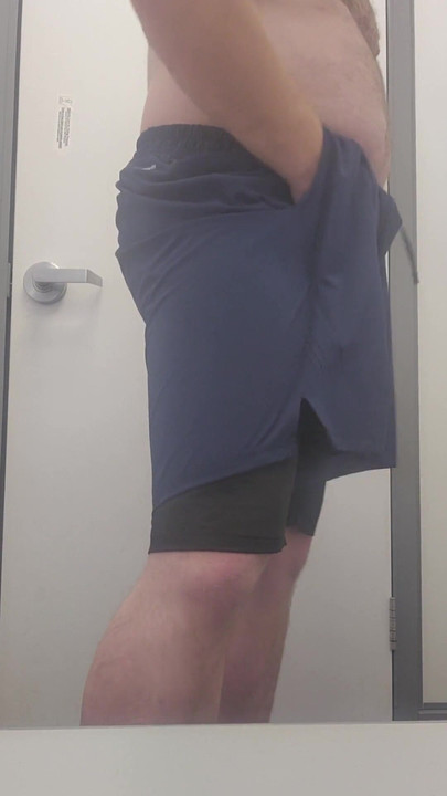 “在商店试穿更多衣服”的精彩时刻。