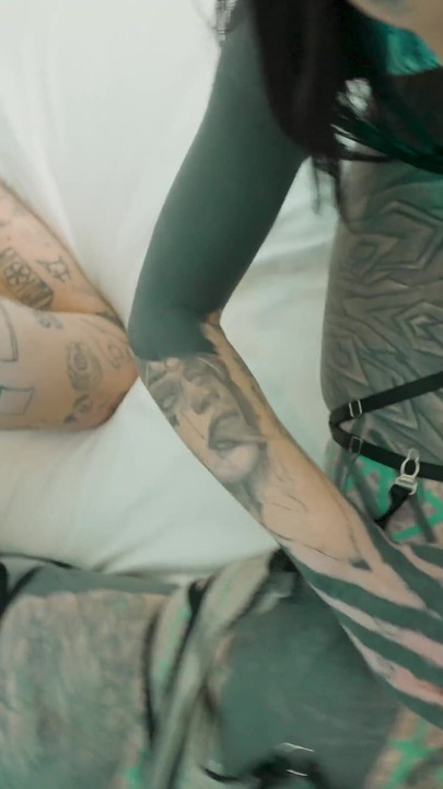 タトゥーのスラットがラフな4人でアナルホールを開ける - ATMと視点