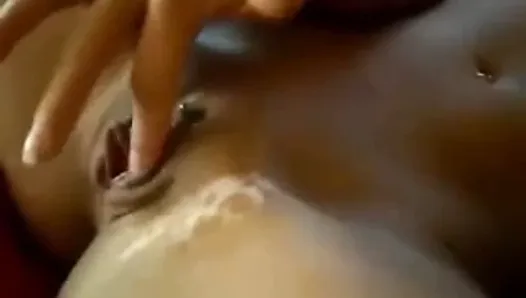Une salope coquine branle son clito crémé