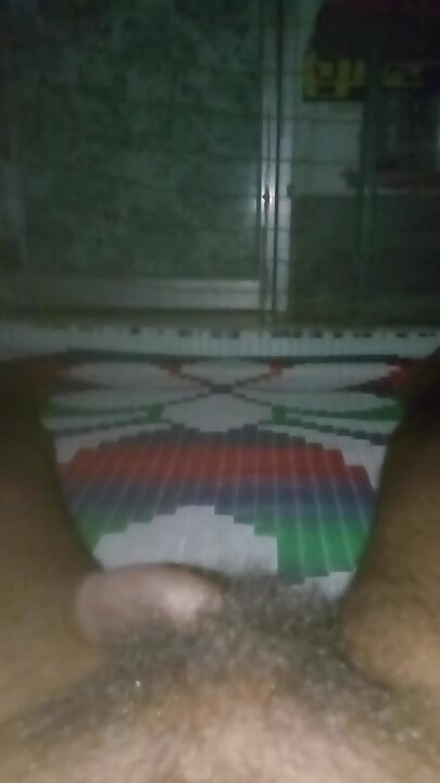 Shaking the Dick by hand job working at night in the bed.