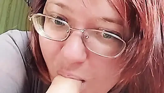 Amateur freundin blowjob statt kochen - kurvige brünette mit brille lutscht und wichst schwanz